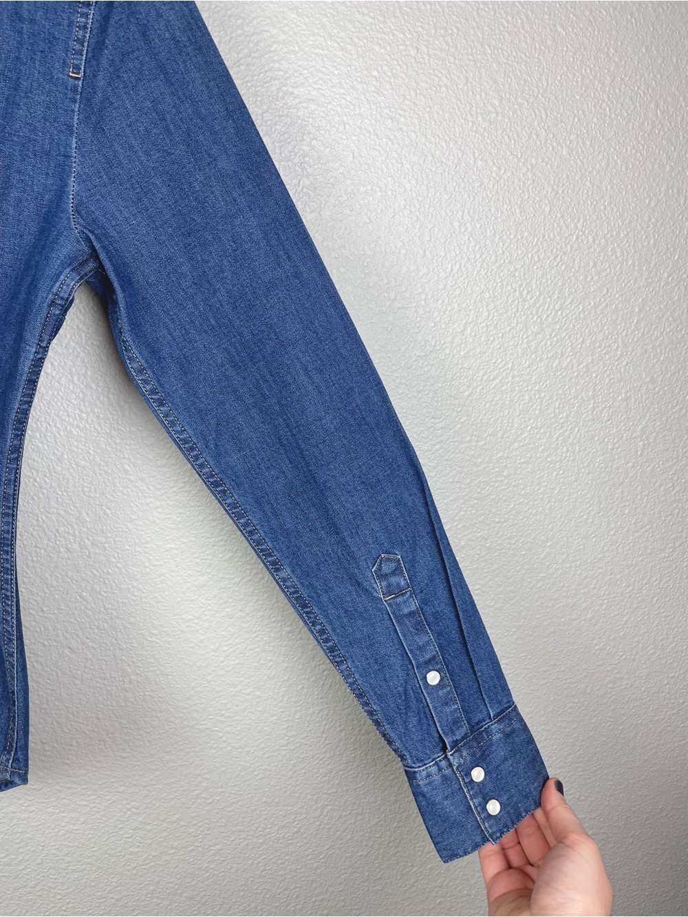 Levi's Women's XS Tailored Fit Classic Denim Western Shirt Blue Pearl Snaps Blue - Picture 13 of 16
